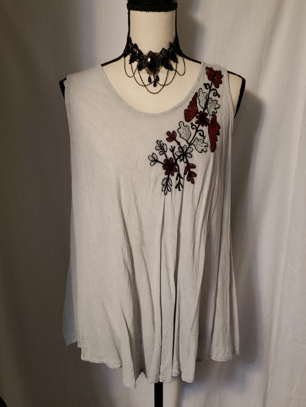 Sleeveless, Embroidered Blouse XL Lapogee
